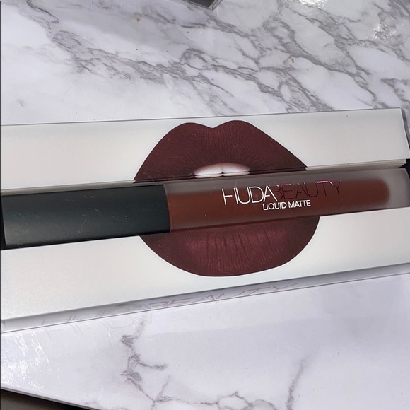 Hudabeauty matte lipstick 😍 - Picture 2 of 3